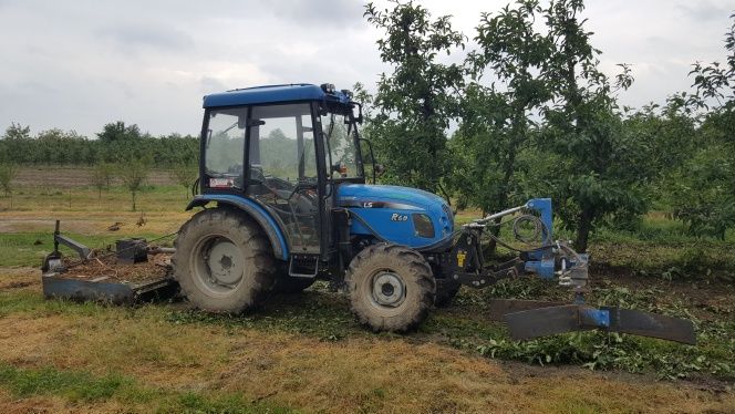 Wygarniacz podczas pracy w sadzie
