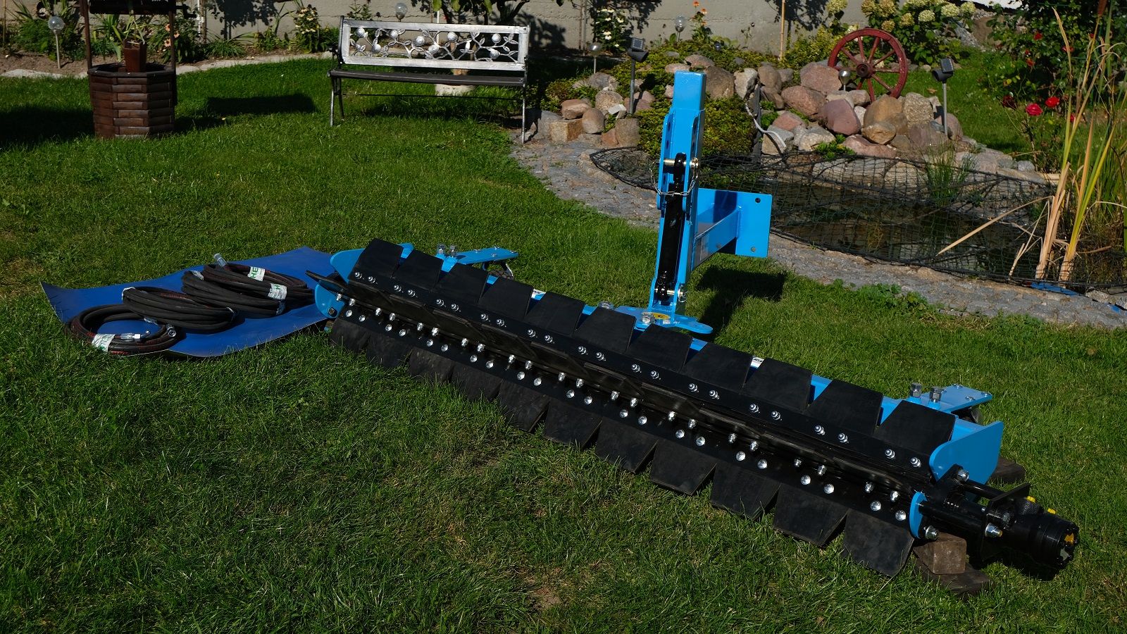 Zgarniacz do jabłek — zgarnięte owoce w rzędzie